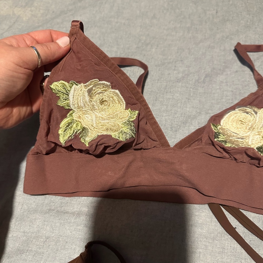 VS & Fabletics Bralettes - Picture 9 of 9